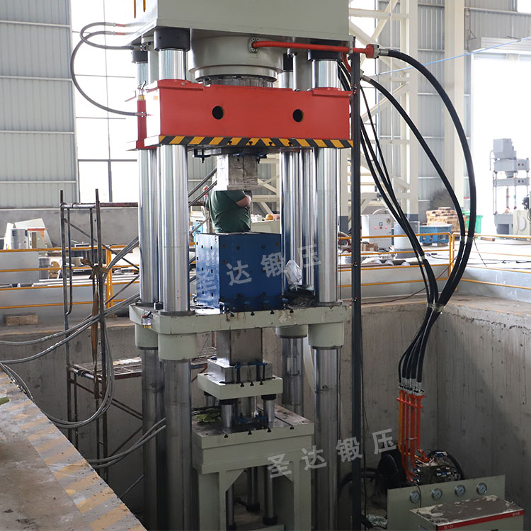 800噸四梁四柱液壓機車間調試 800噸四梁四柱液壓機車間調試