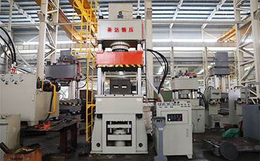 三梁四柱液壓機簡述（結構、特點、參數(shù)及配置）